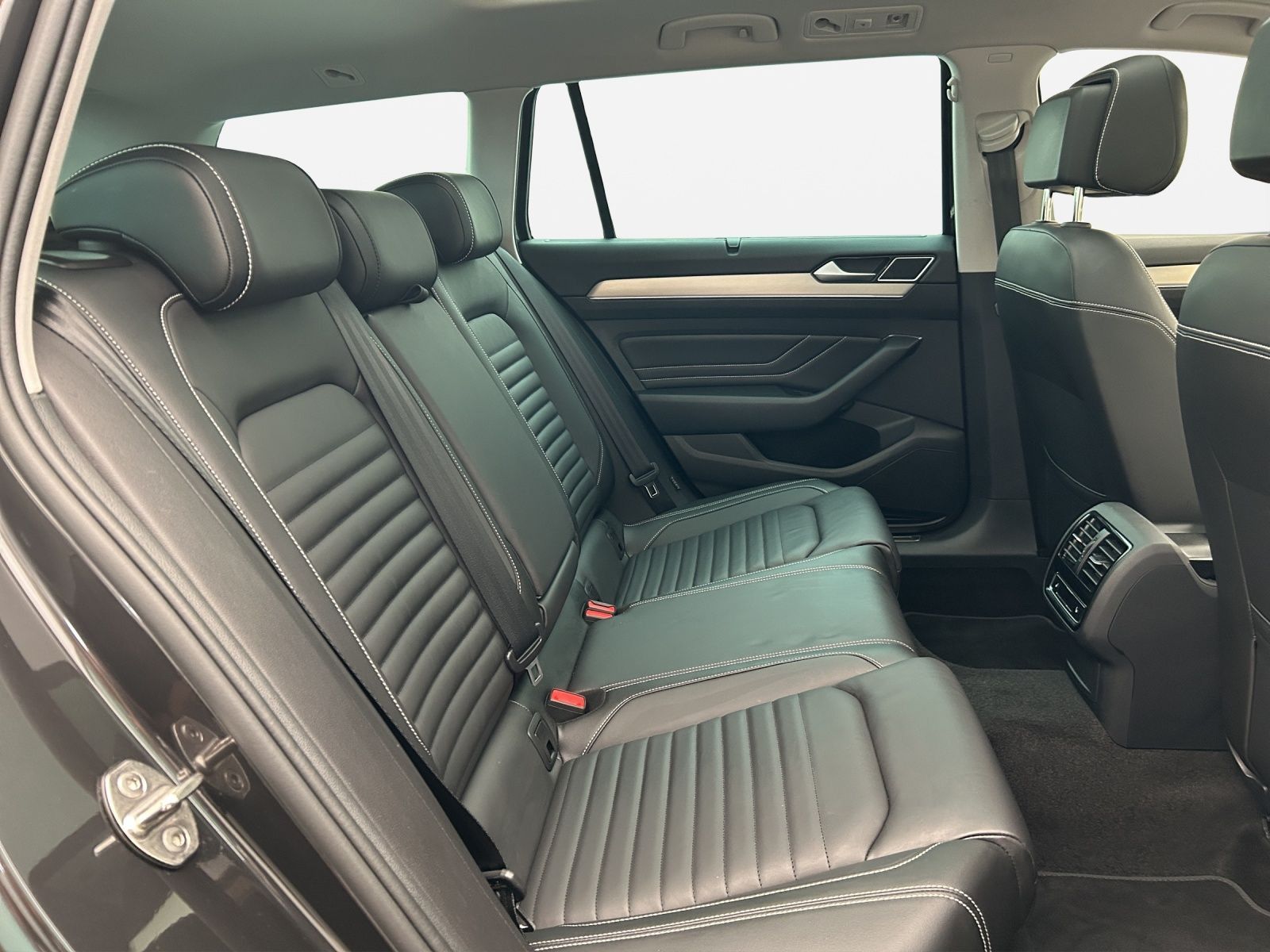 Volkswagen Passat Variant Elegance 2.0 TDI *AHK*NAVI*PANO*E