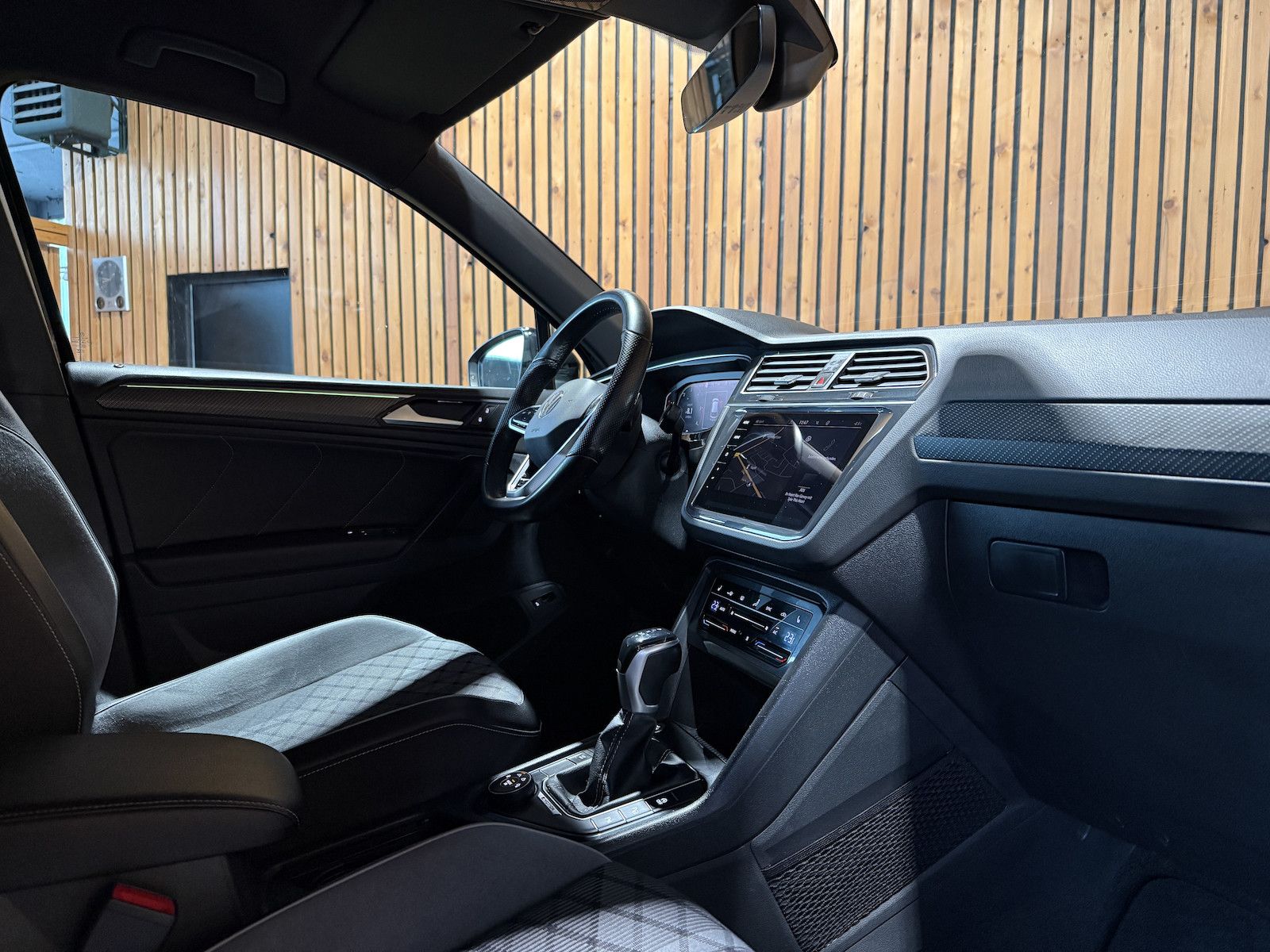 Volkswagen Tiguan 2,0 TDI 4M DSG R-Line Black *Navi*AHK*IQ*