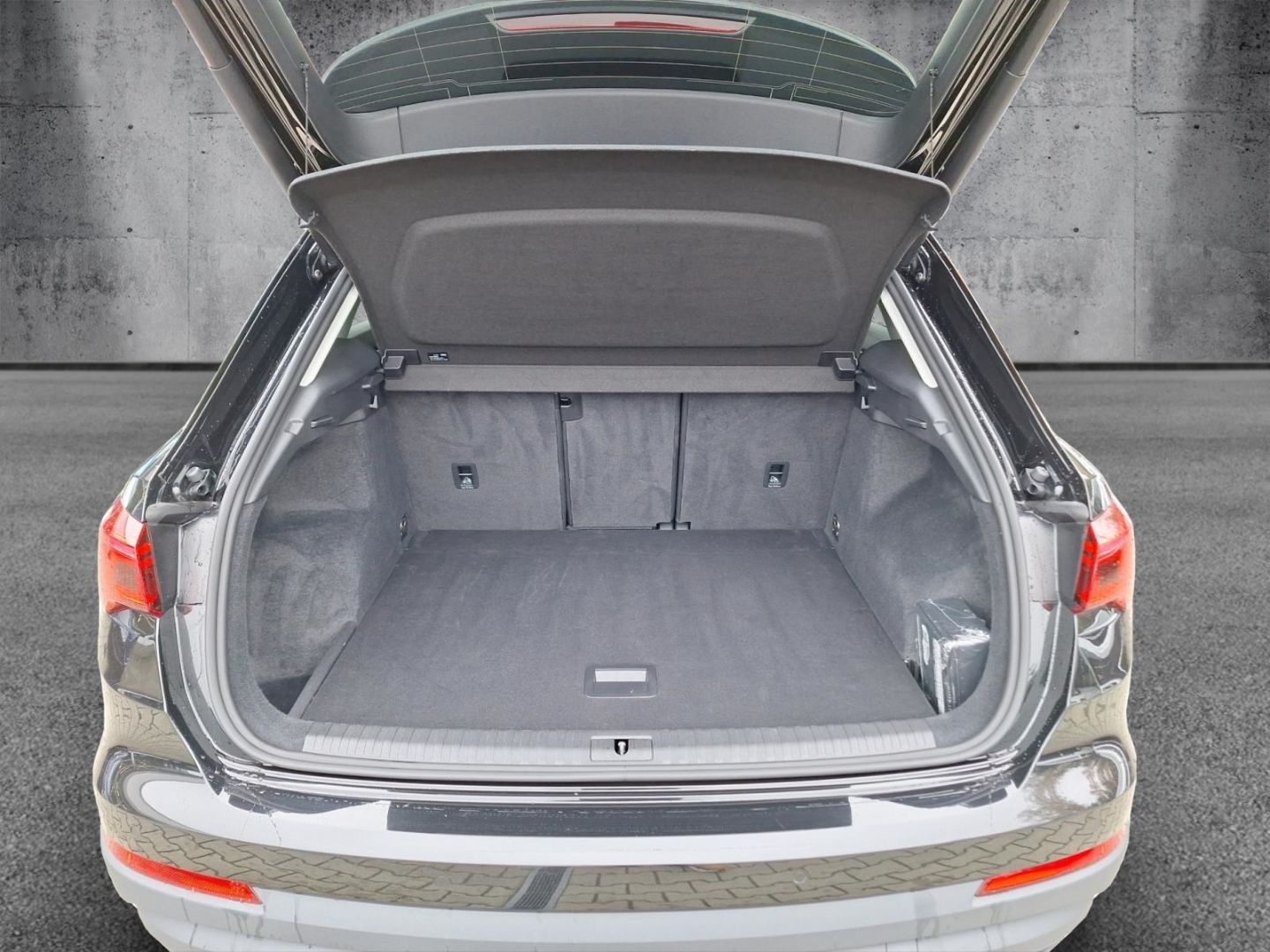Audi Q3 40 2.0 TDI quattro - Samsaru's Car Outlet