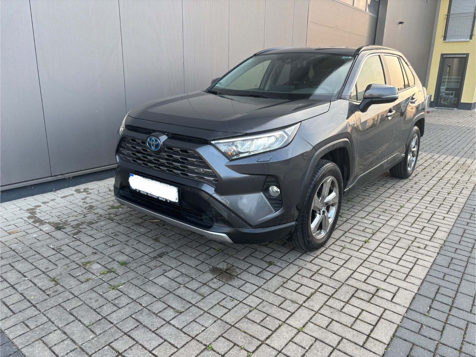 Toyota RAV4 Hybrid 4x2 - Samsaru's Car Outlet