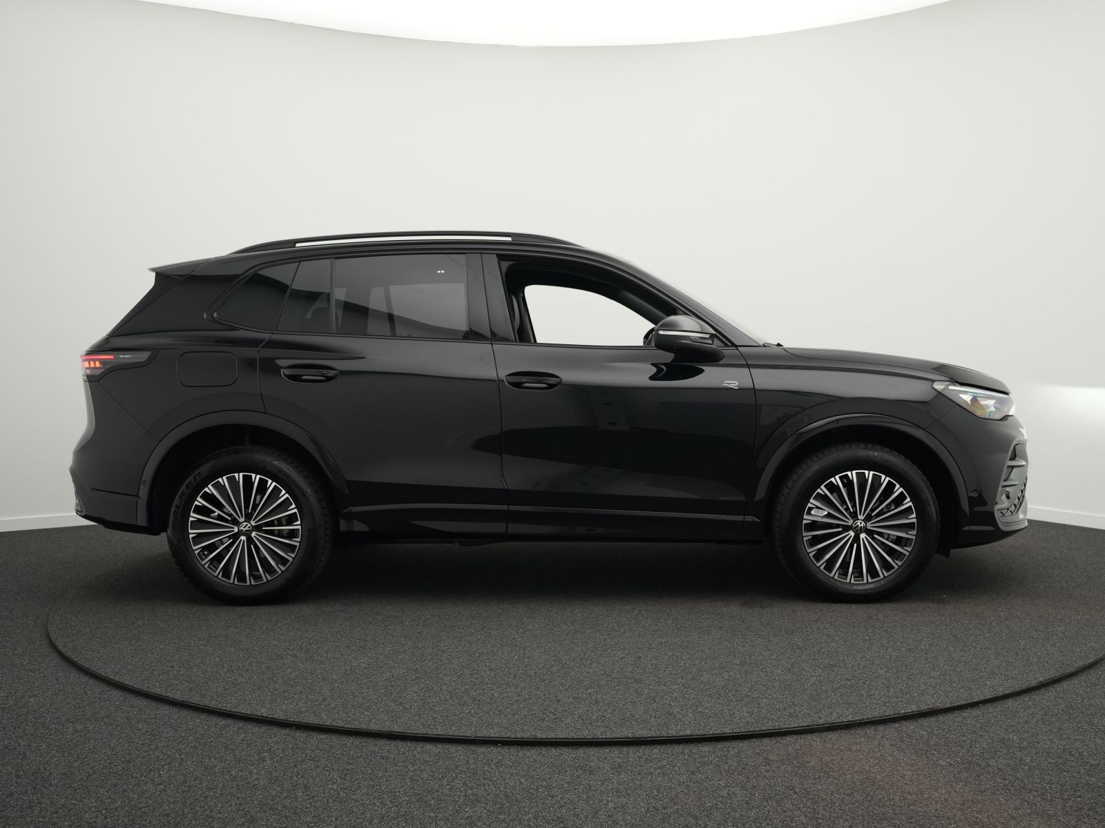 Volkswagen Tiguan R-Line 1.5TSI eHybrid IQ.LIGHT*HARMAN*20"