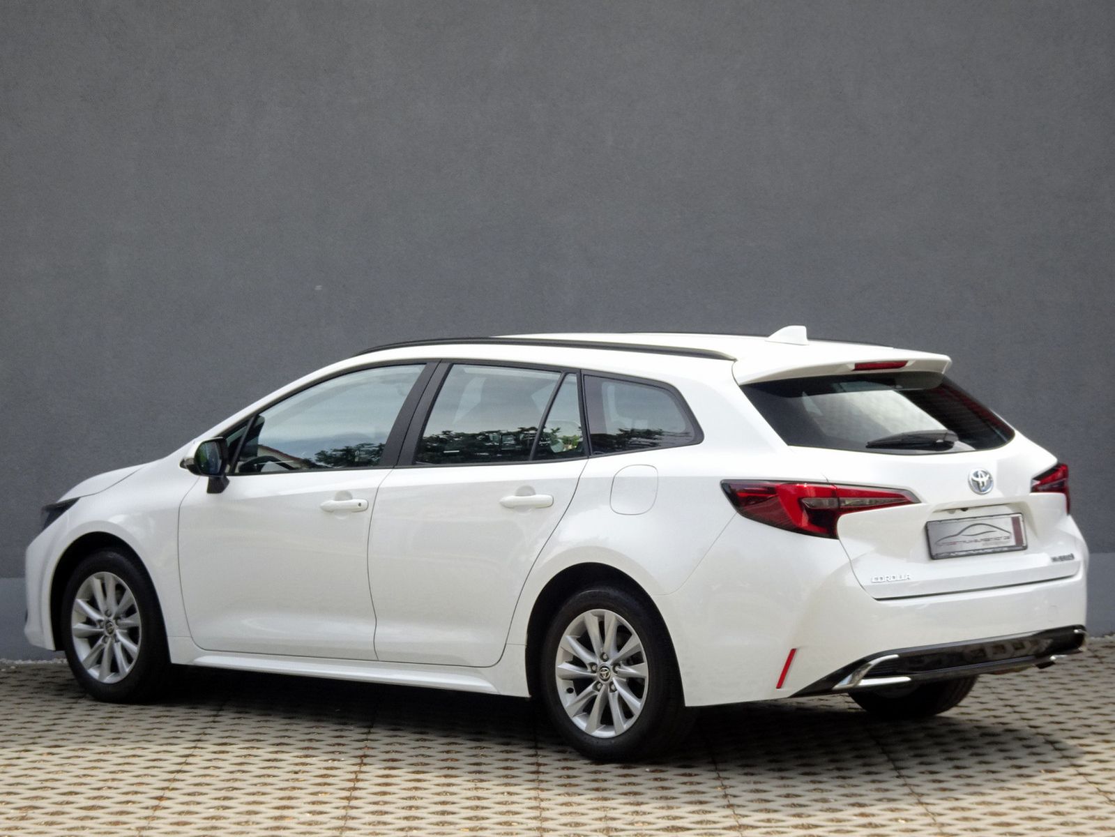 Toyota Corolla Touring Sports 2.0 Hybrid Business - Samsaru's Car Outlet