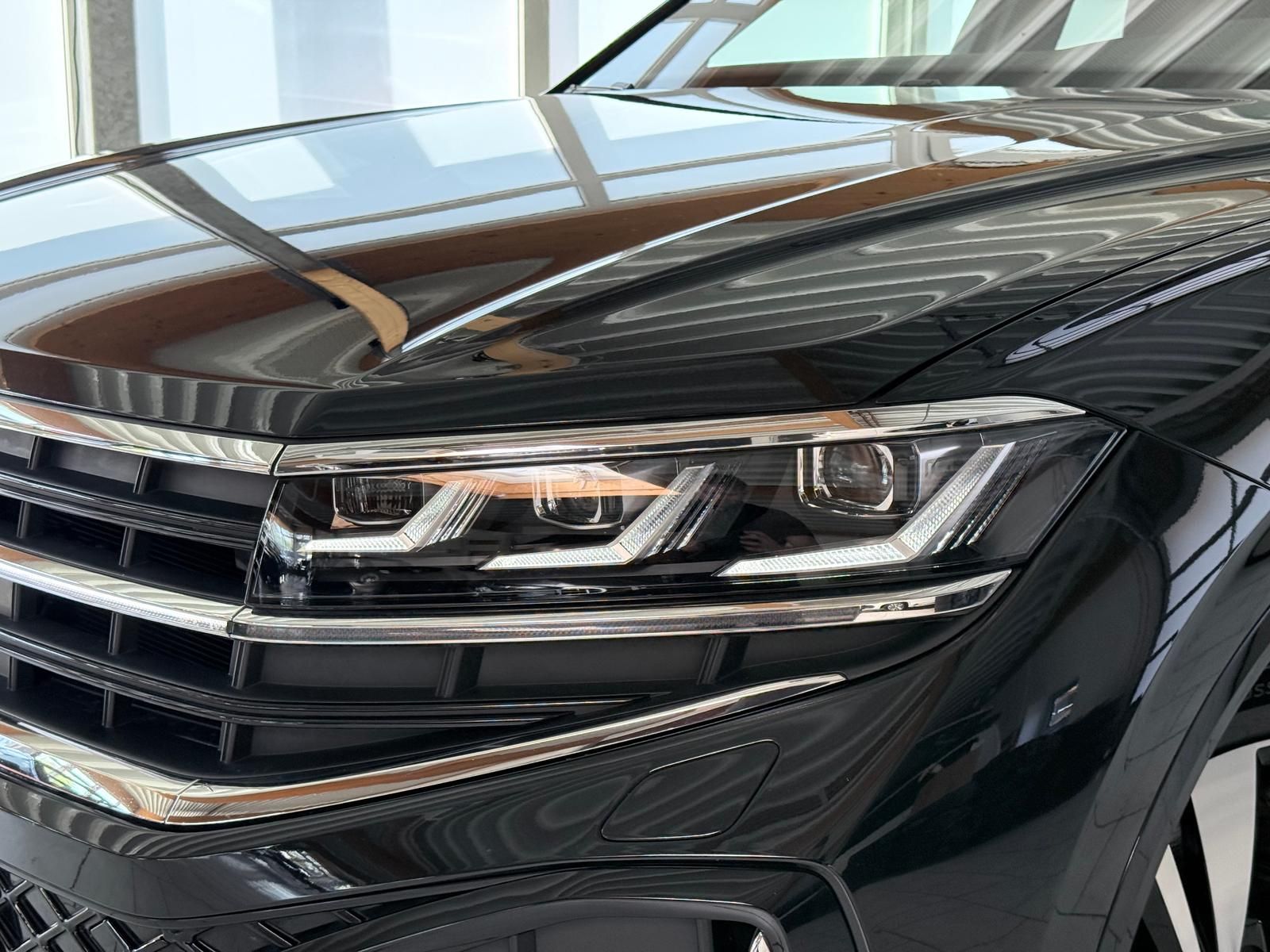 Volkswagen Touareg R-Line-Pano/ACC/AHK/360/Dynaudio/Massage