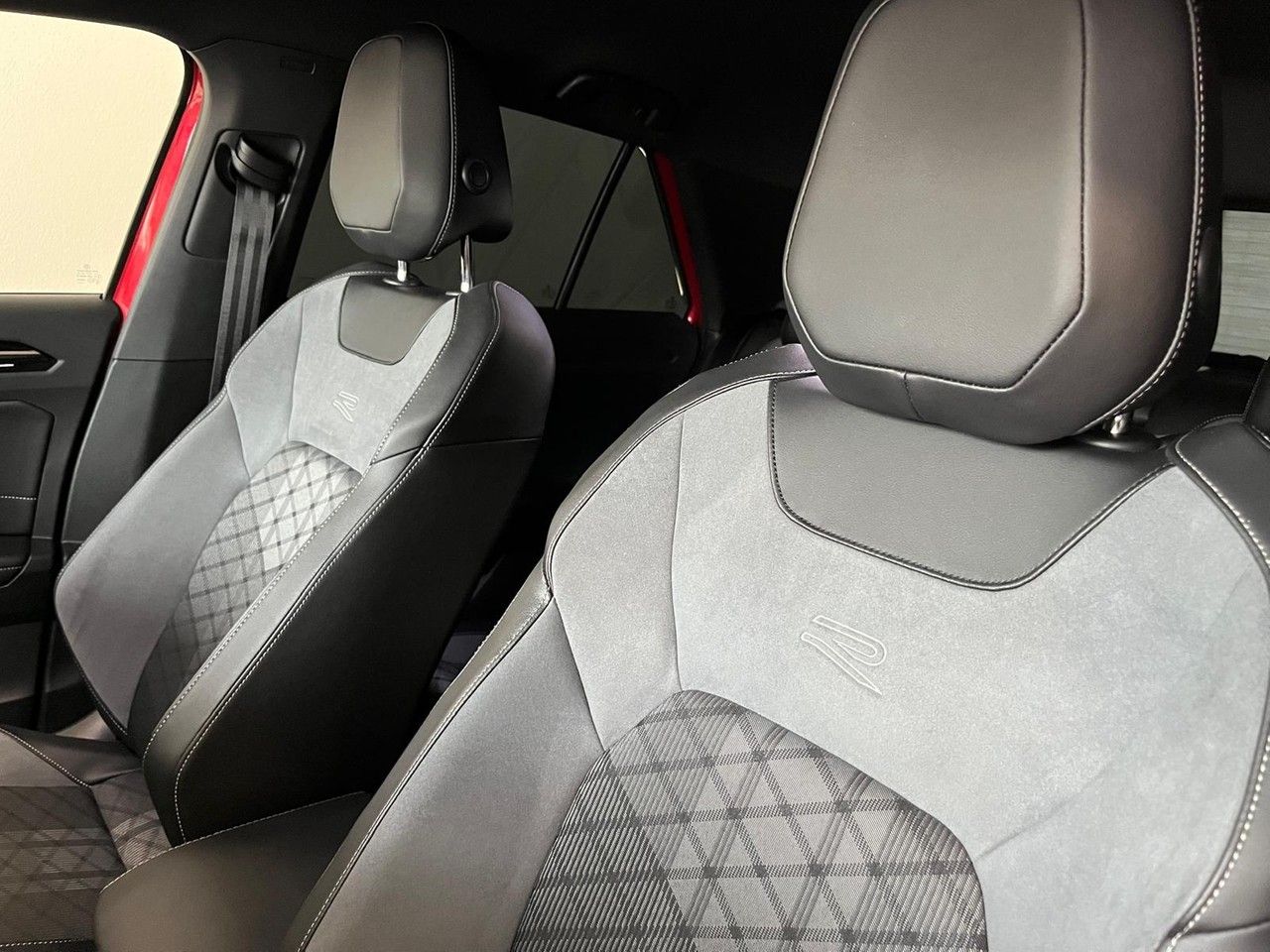Volkswagen T-Roc 2.0 TSI DSG 4MOTION R Line - Samsaru's Car Outlet