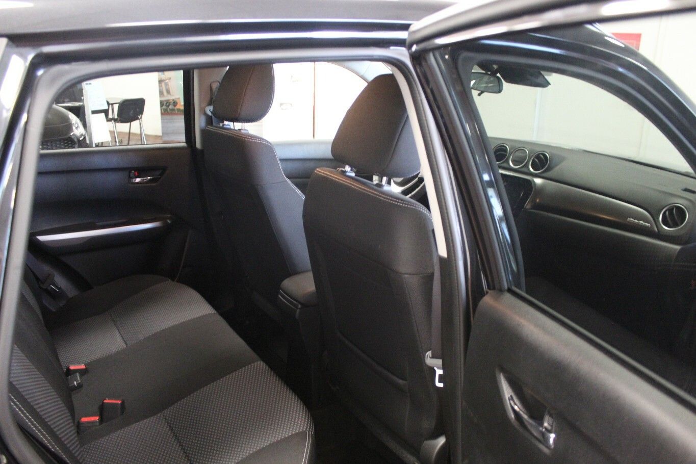Suzuki Vitara Hybrid 4WD - Samsaru's Car Outlet