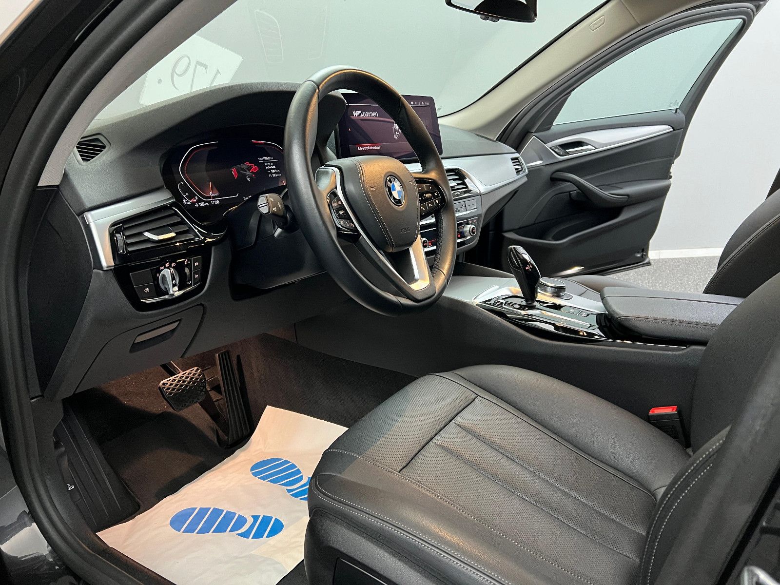 BMW 520d xDrive LED*CARPLAY*WERKSGARANTIE 11/25*MEGA