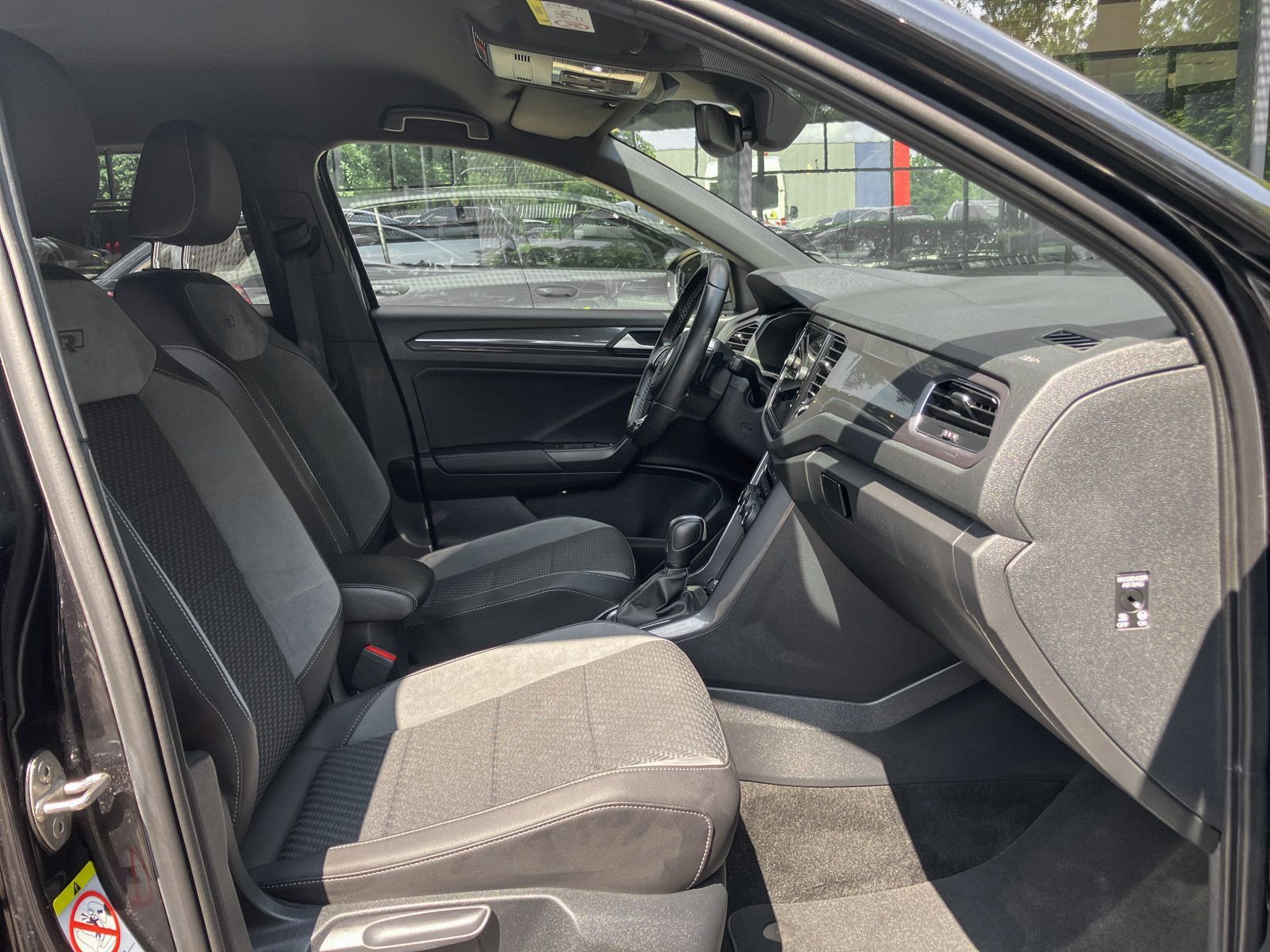 Volkswagen T-Roc Sport 1.5 l TSI - Samsaru's Car Outlet
