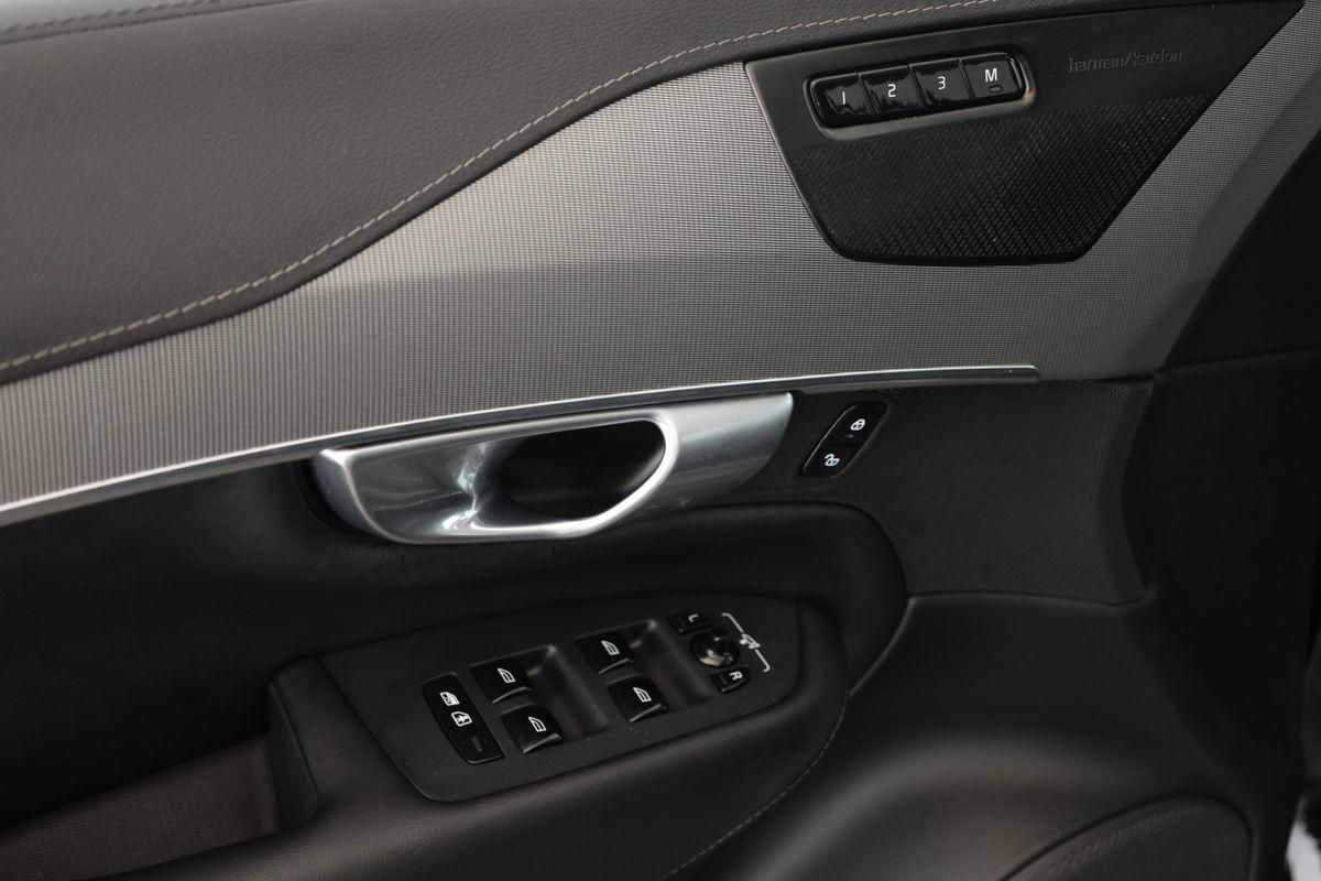 Volvo XC90 B5 AWD Plus Bright 7S LED Pano Navi AHK 22"