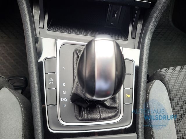 Volkswagen Golf VII 1.5 TSI DSG Highline R-Line - Samsaru's Car Outlet
