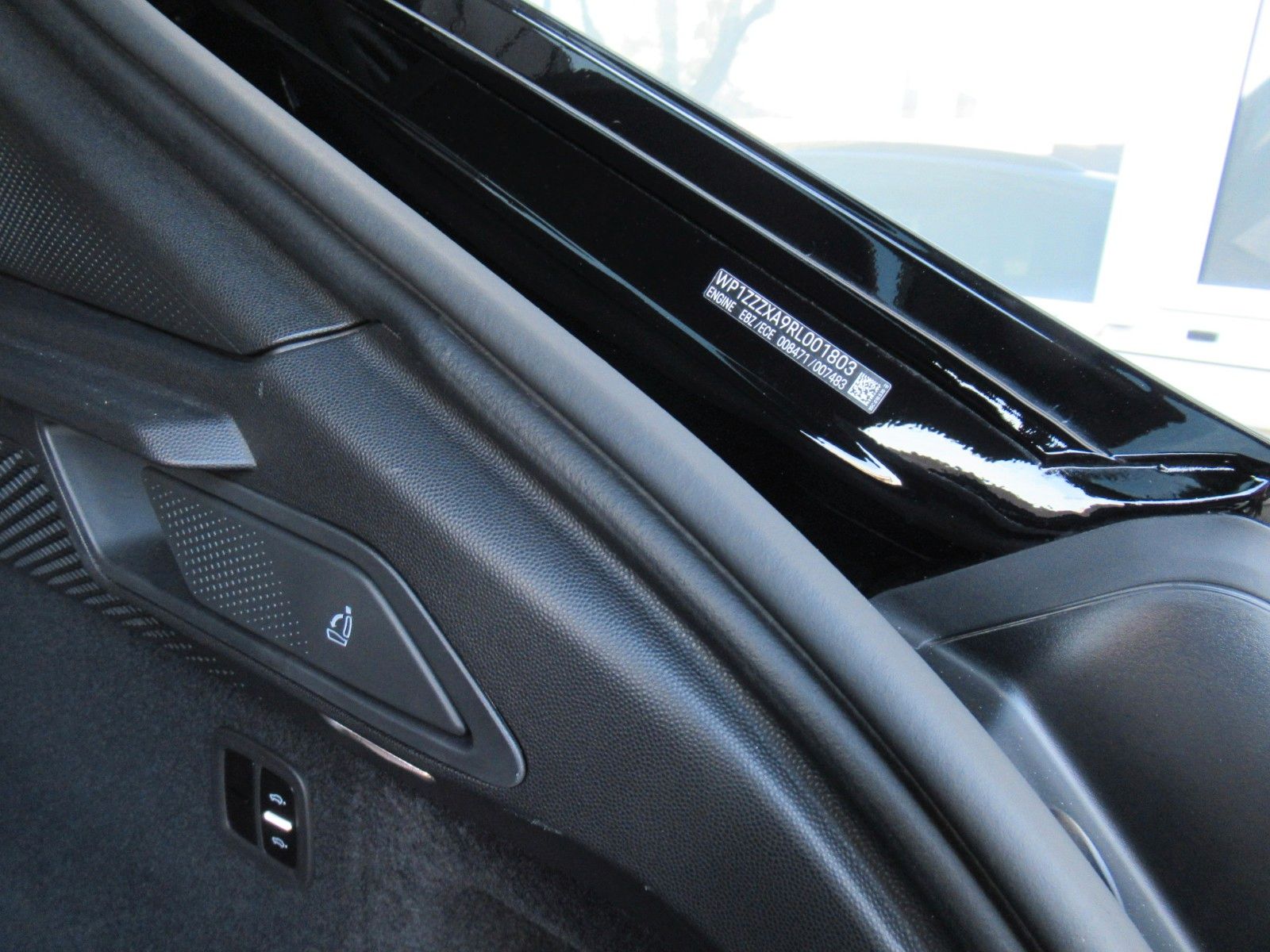 Porsche MACAN 4e - Samsaru's Car Outlet