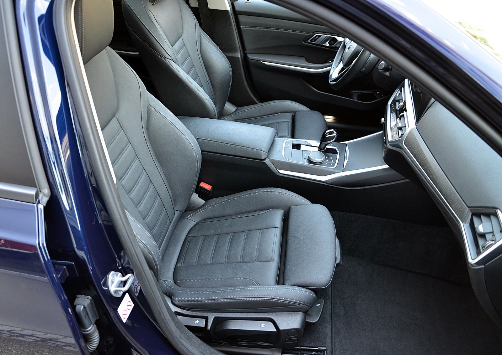 BMW 330e - Samsaru's Car Outlet
