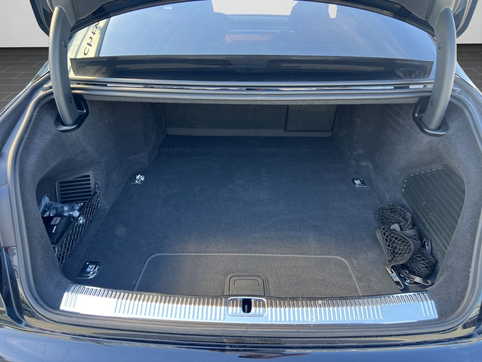Audi A8 L 60 TFSIe quattro S LINE - Samsaru's Car Outlet