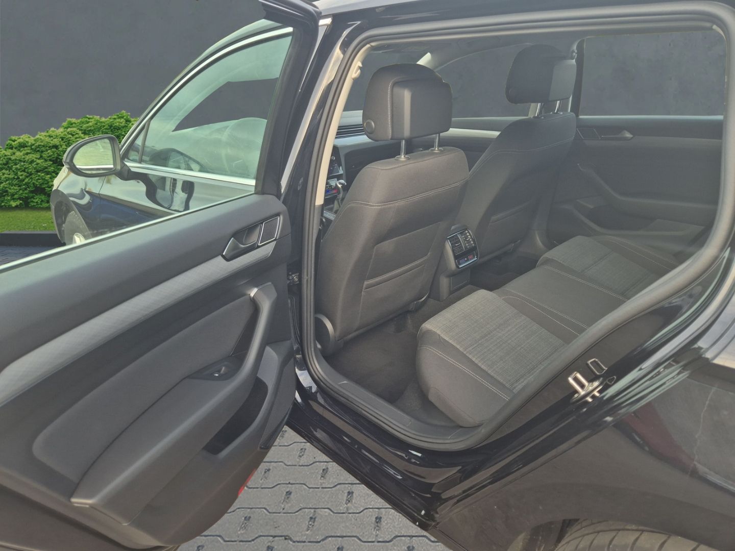 Volkswagen Passat Variant Business 2.0 TDI - Samsaru's Car Outlet