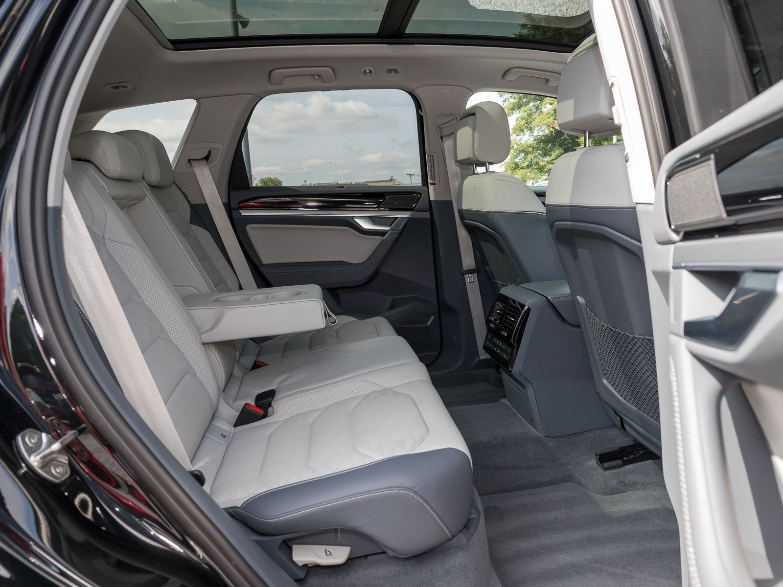 Volkswagen Touareg 3.0 TSI eHybrid 4Motion Elegance - Samsaru's Car Outlet