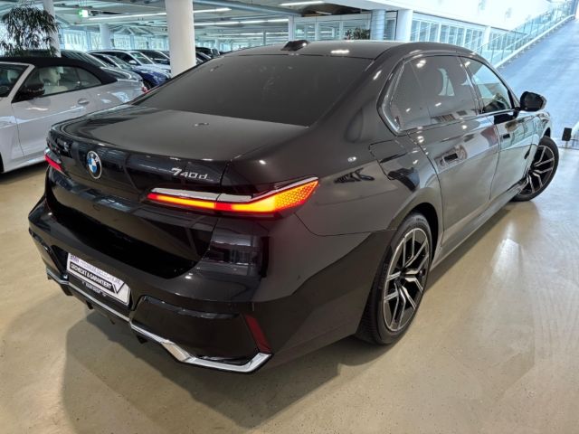 BMW 740 d xDrive M Sport PanoSky StHzg IconGl Aktivl