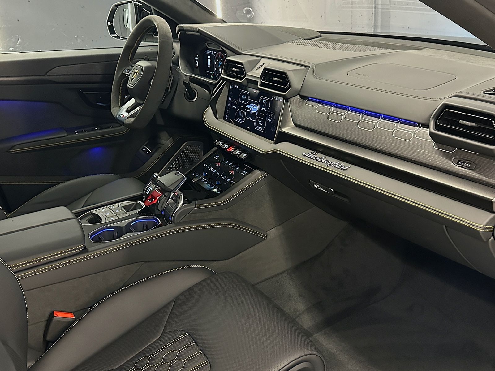 Lamborghini Urus 4.0 V8 PHEV SE - Samsaru's Car Outlet
