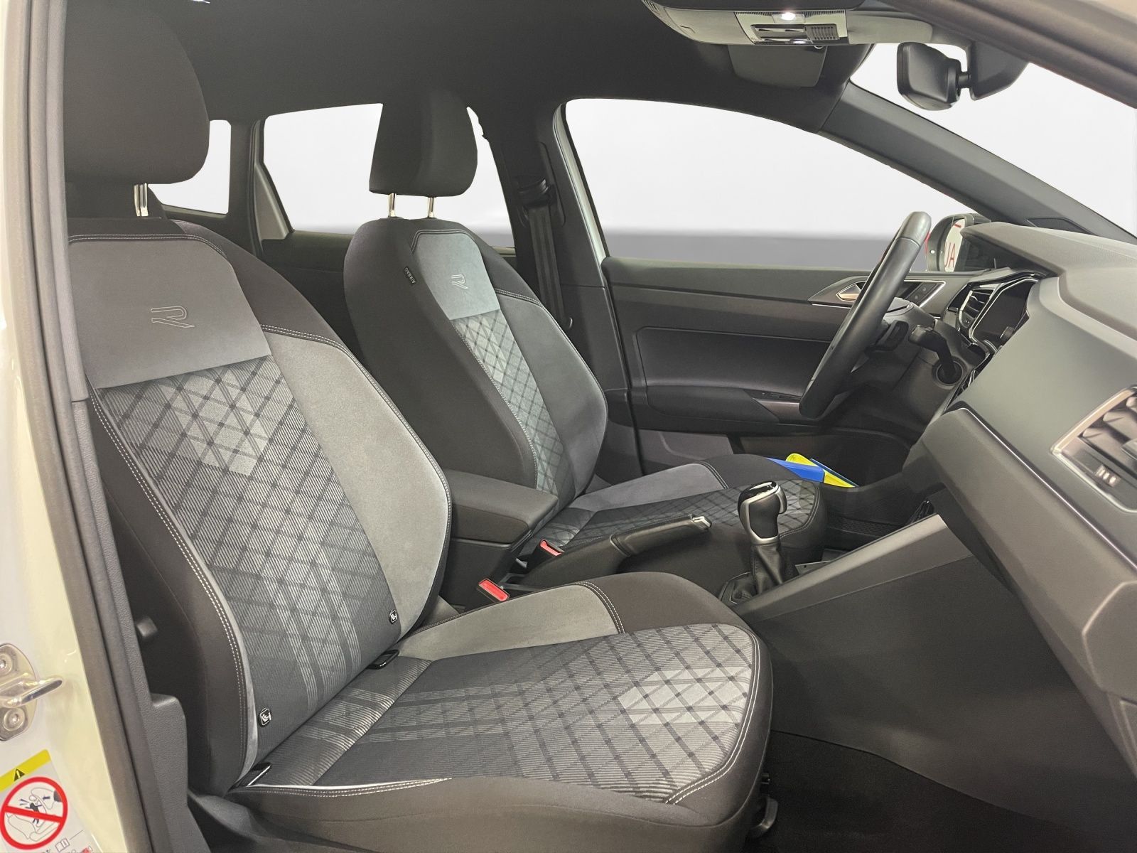 Volkswagen Taigo 1.5 TSI R-Line DSG - Samsaru's Car Outlet
