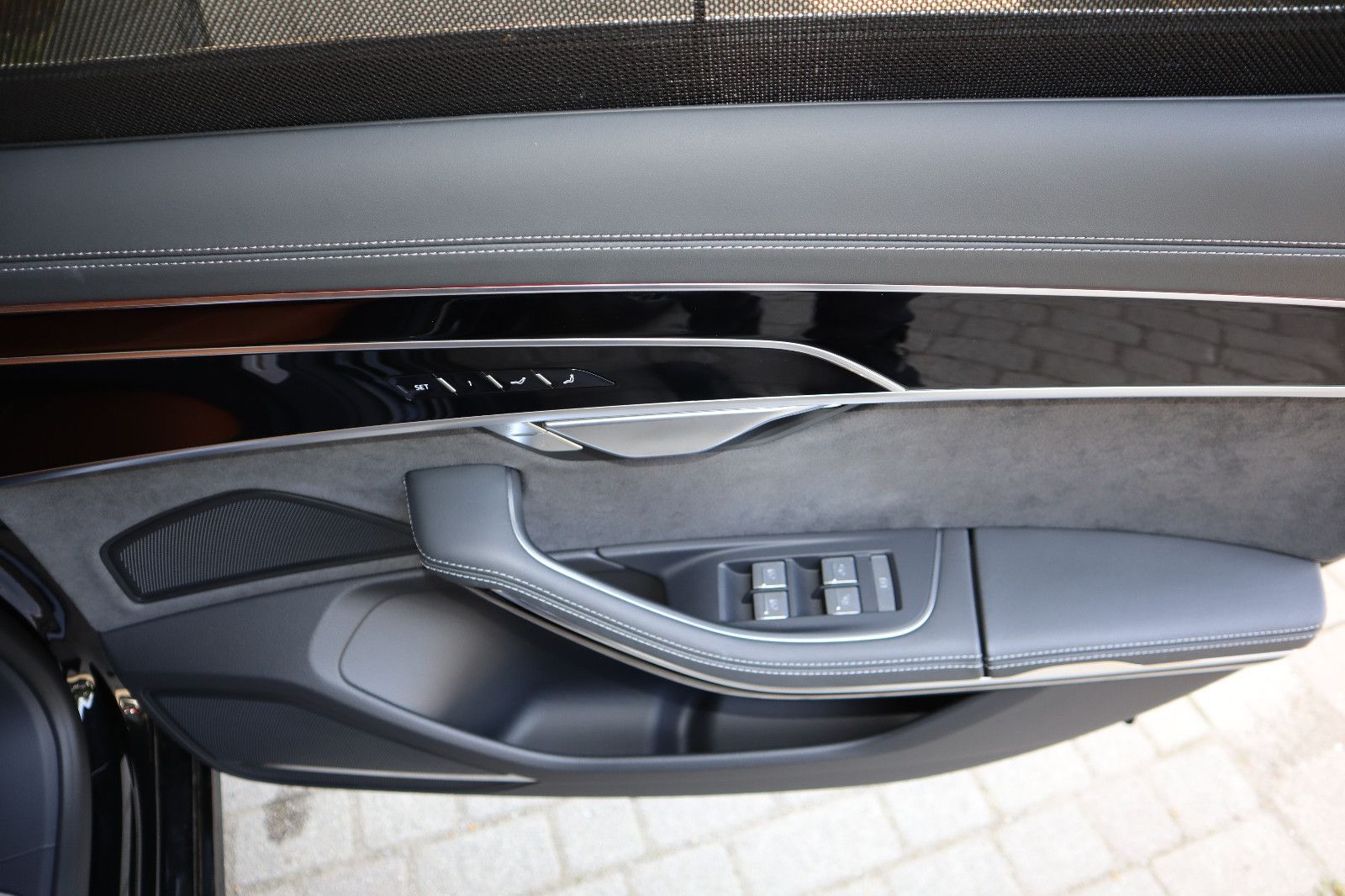 Audi A8L 60 TFSIe lang S-Line - Samsaru's Car Outlet