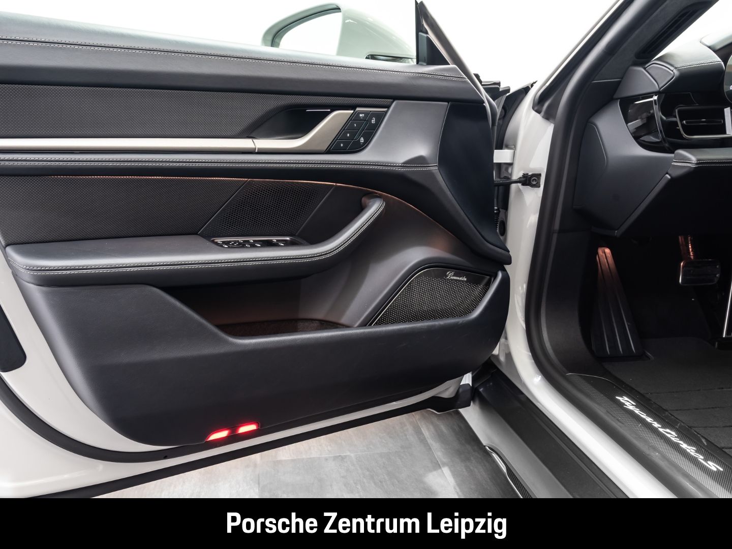 Porsche Taycan Turbo S Cross Turismo ActiveRide Burmeste