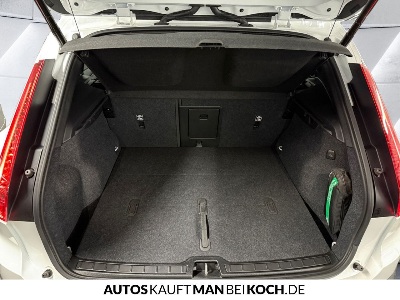 Volvo XC40 B3 DKG Core AHK LED SHZ/LHZ NAVI PDC/CAM!