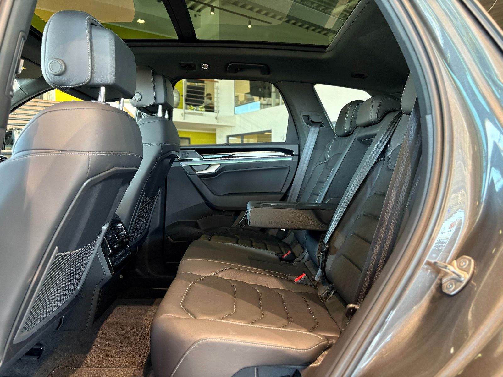 Volkswagen Touareg 3.0 TDI R-Line - Samsaru's Car Outlet