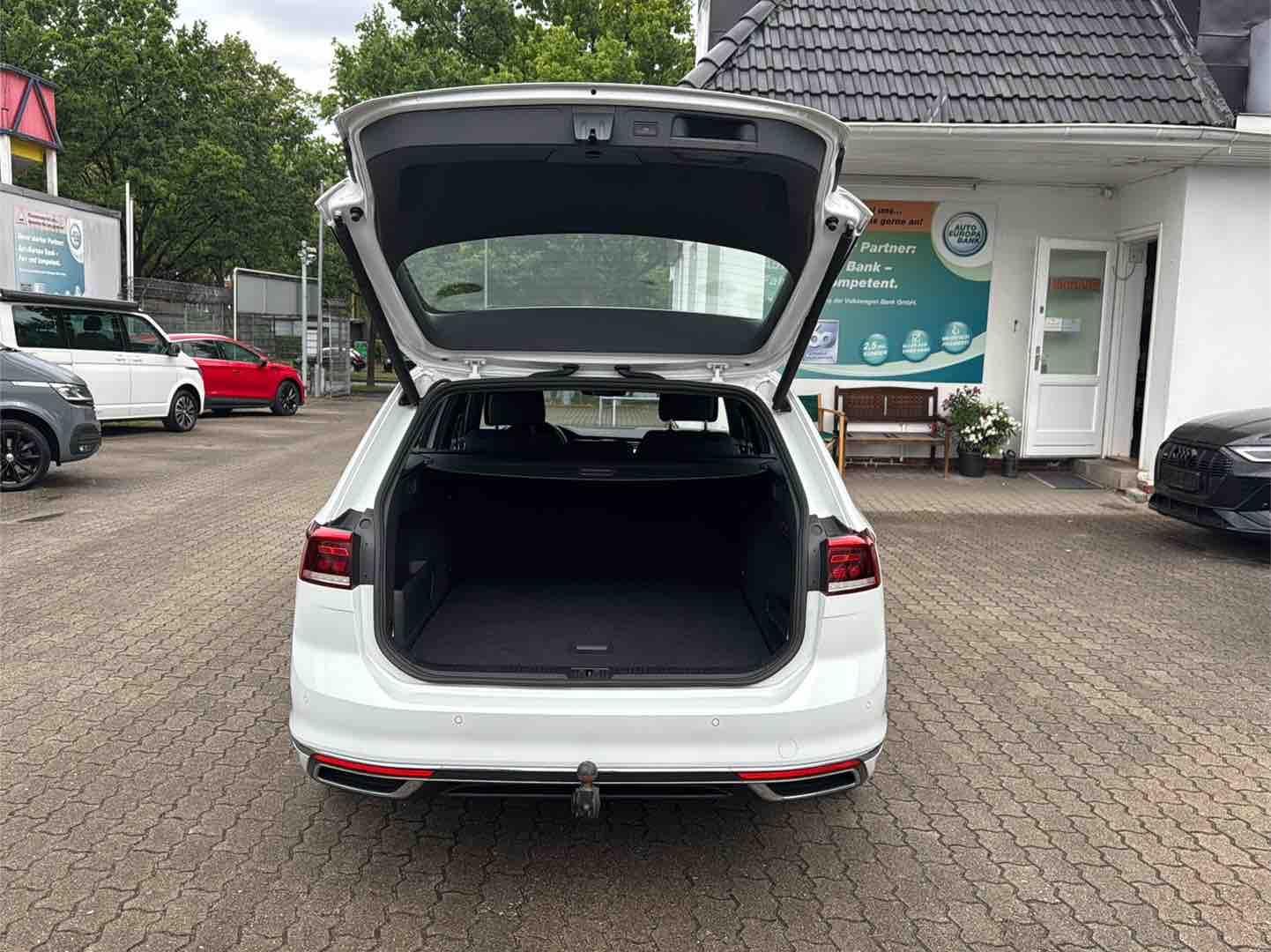 Volkswagen Passat Variant GTE - Samsaru's Car Outlet