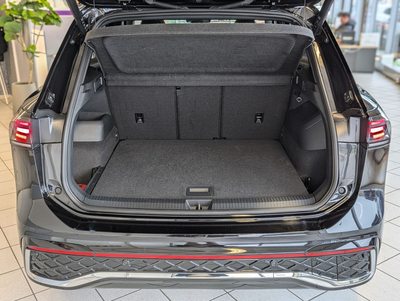 Volkswagen Tiguan 2.0TDI R-Line 4M Pano H/K AHK Matrix 20"