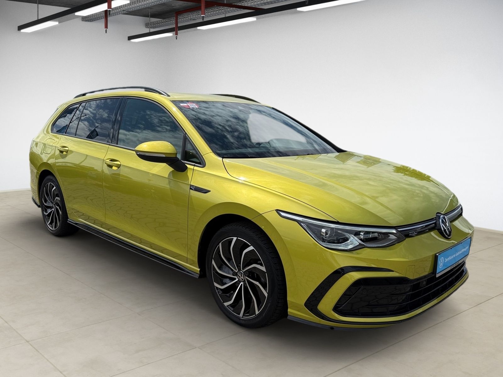 Volkswagen Golf VIII Variant 1.5 TSI R-Line - Samsaru's Car Outlet