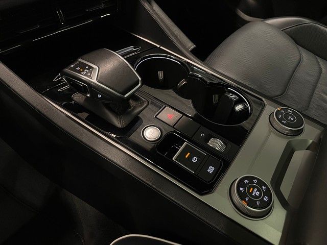 Volkswagen Touareg 3.0 TDI R-Line 4M - Samsaru's Car Outlet