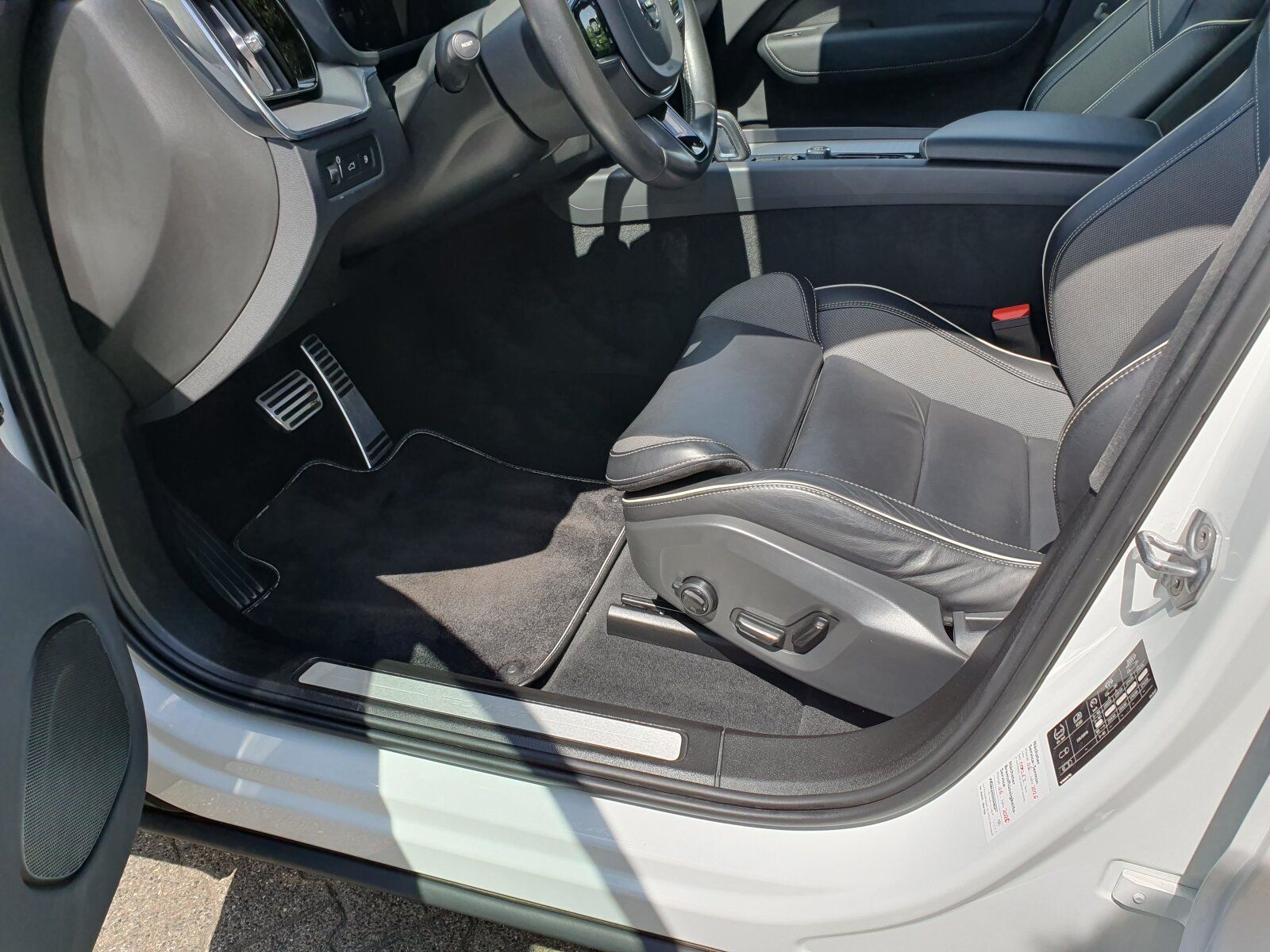 Volvo XC60 T6 Twin Engine AWD R Design - Samsaru's Car Outlet