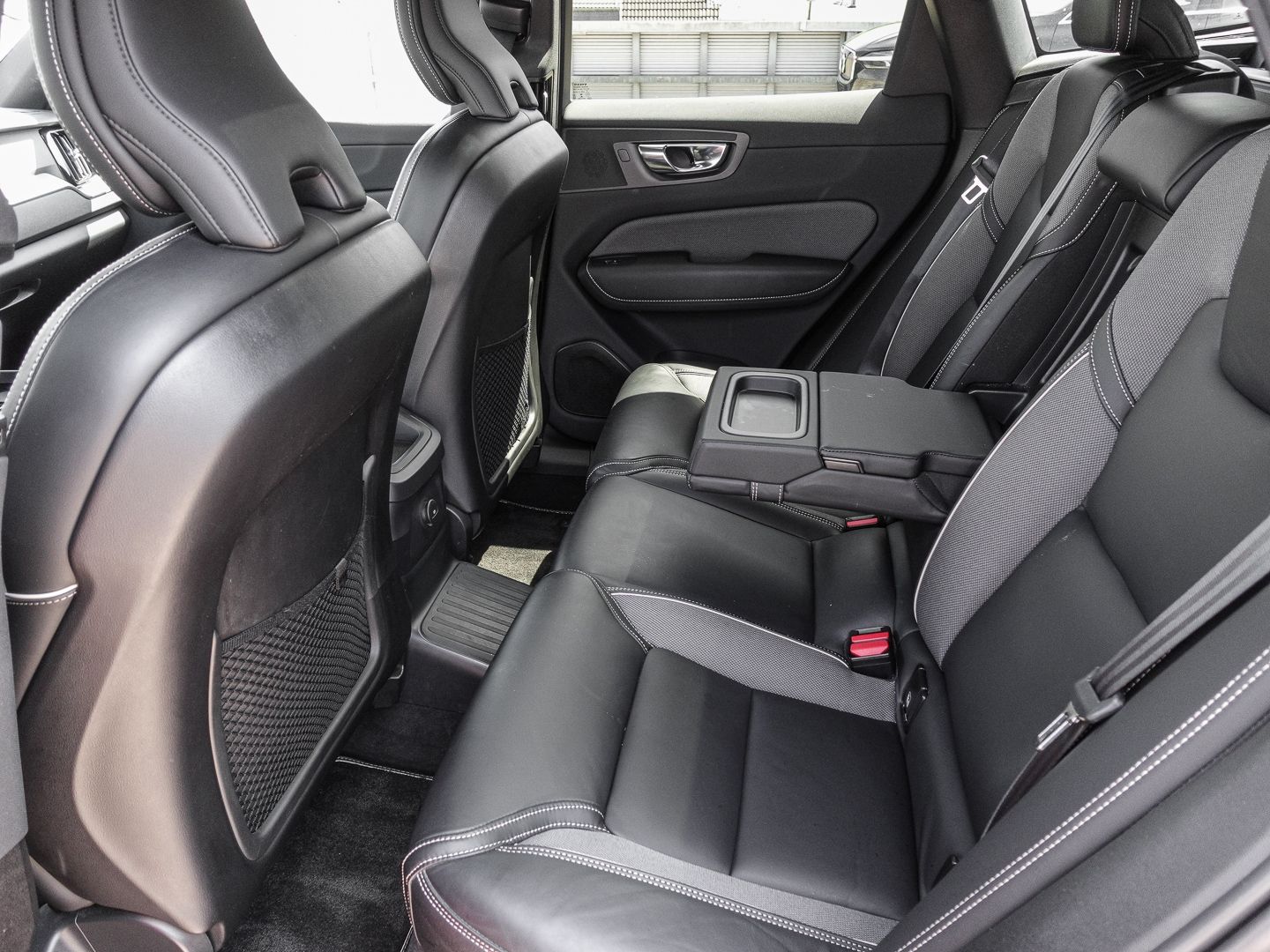 Volvo XC60 R Design Recharge Plug-In Hybrid AWD T8 Twi