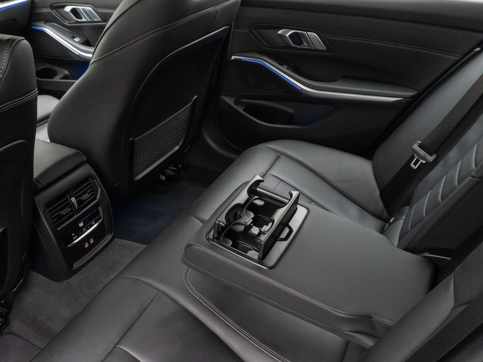 BMW 320i Sport Line - Samsaru's Car Outlet