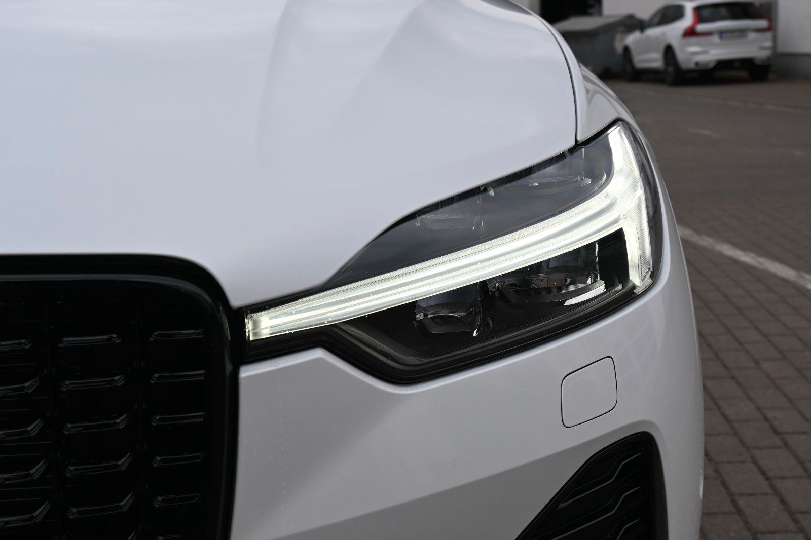 Volvo XC60 B4 D Autom. Plus Dark*STDHZG*360°*H&K*ACC