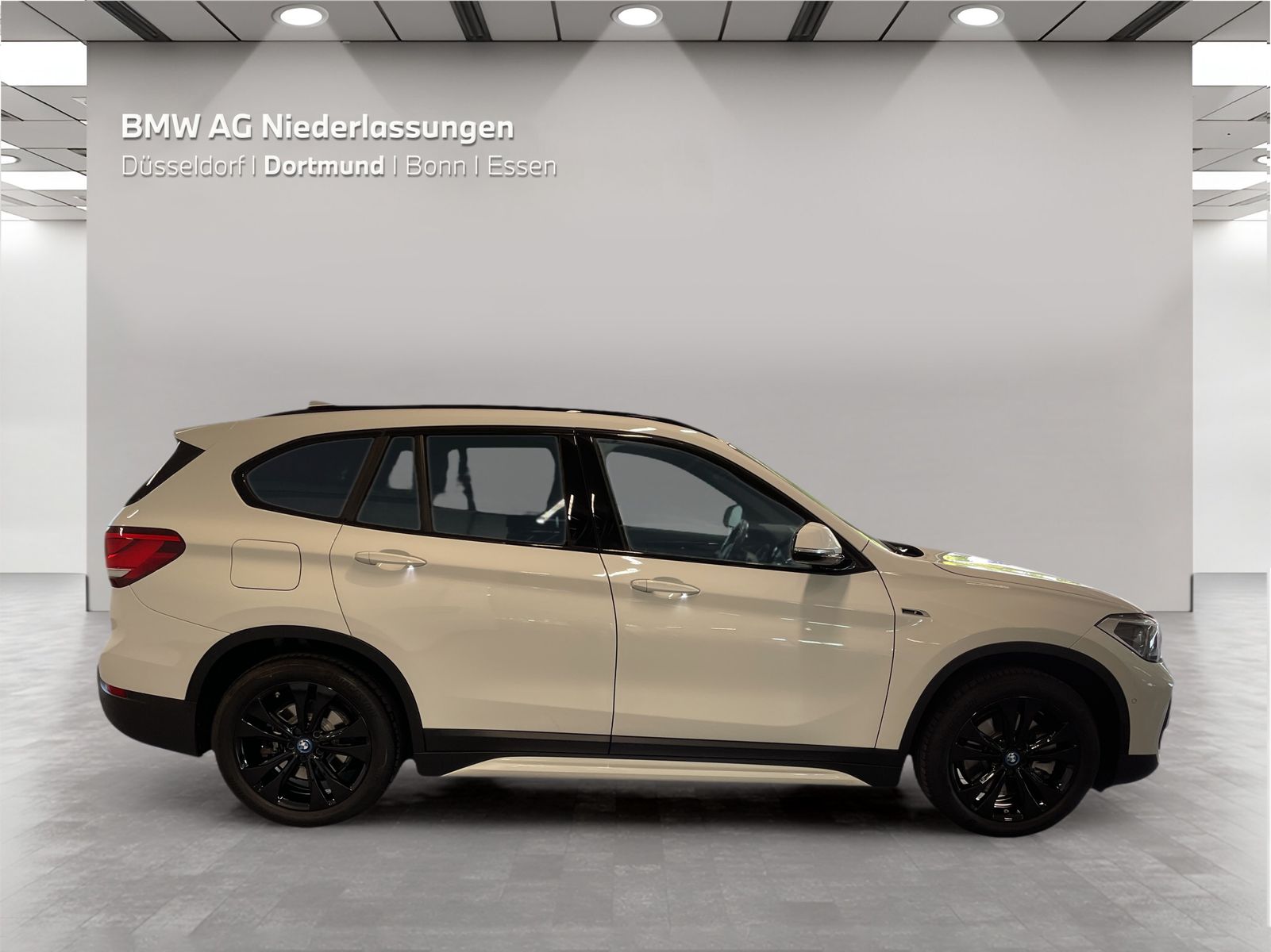 BMW X1 xDrive25e Sport Line - Samsaru's Car Outlet