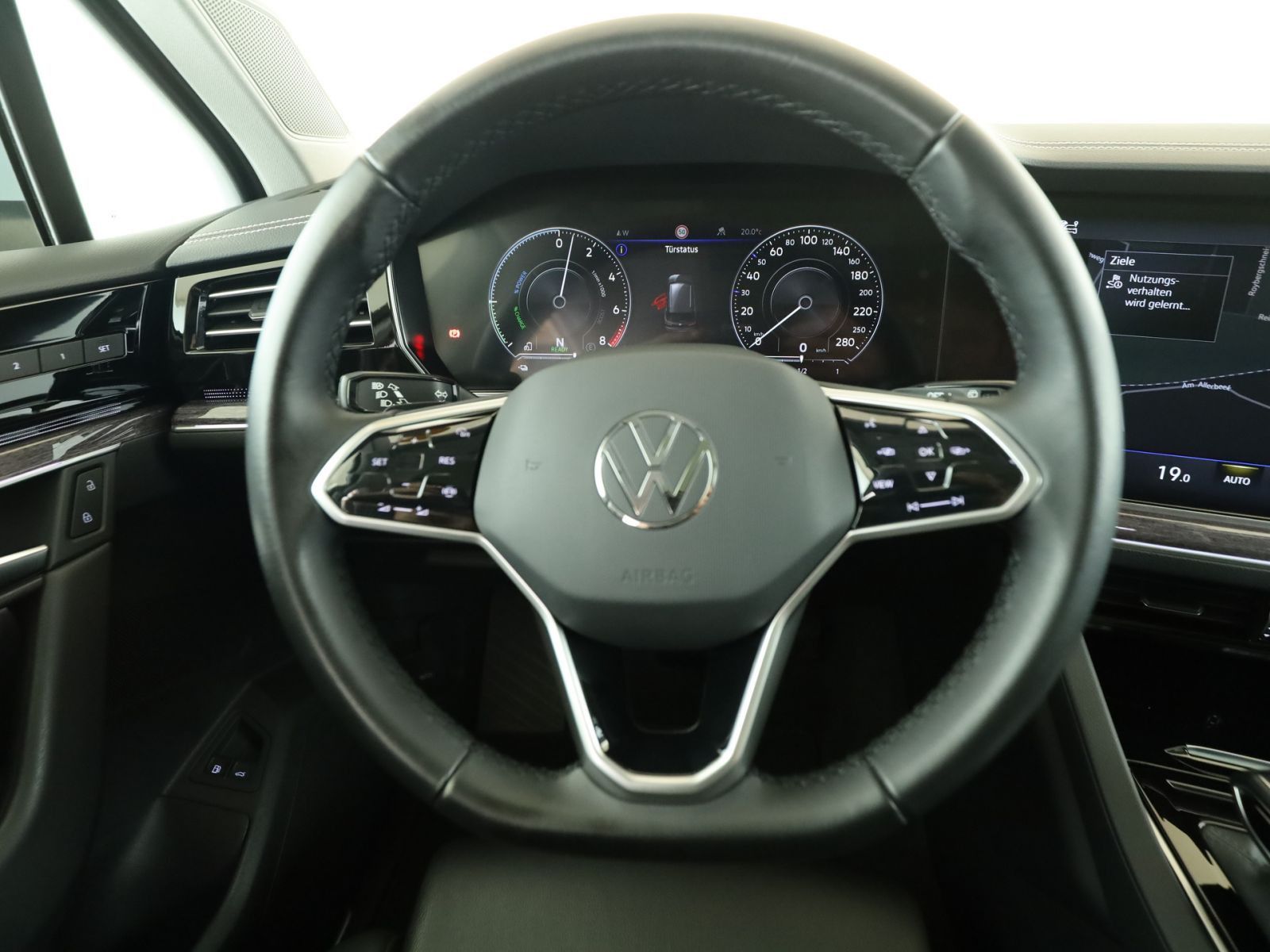 Volkswagen Touareg 3.0 TSIe Elegance 4M - Samsaru's Car Outlet