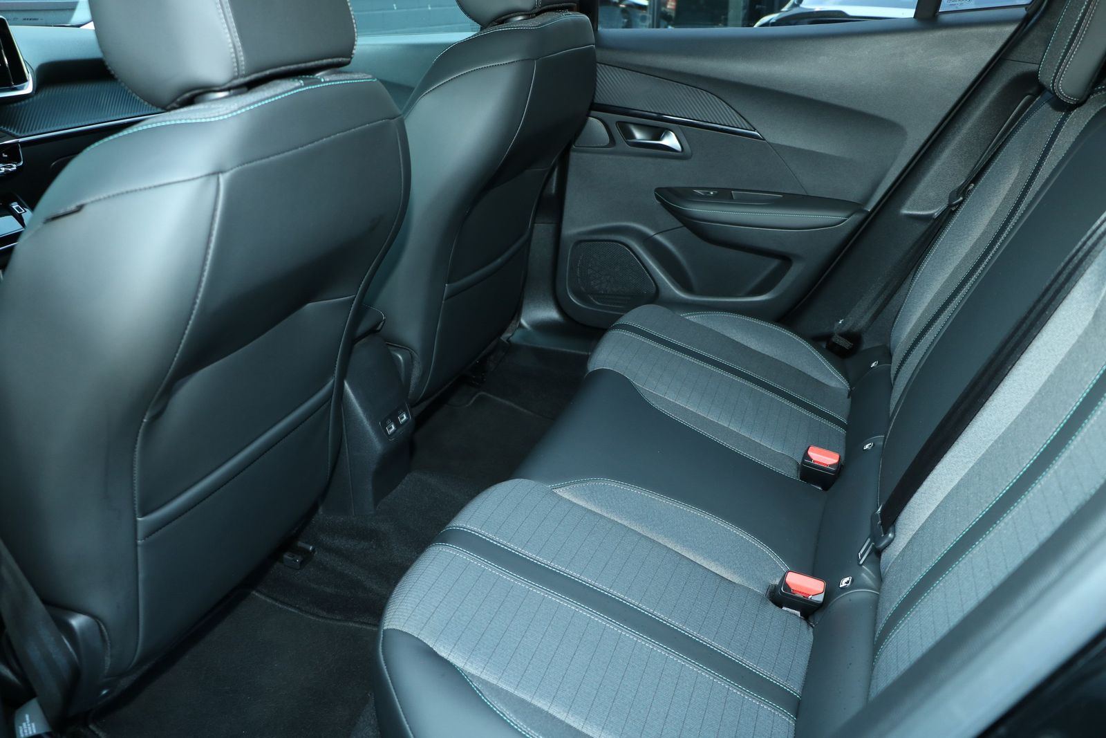 Peugeot E-2008 e-Allure - Samsaru's Car Outlet