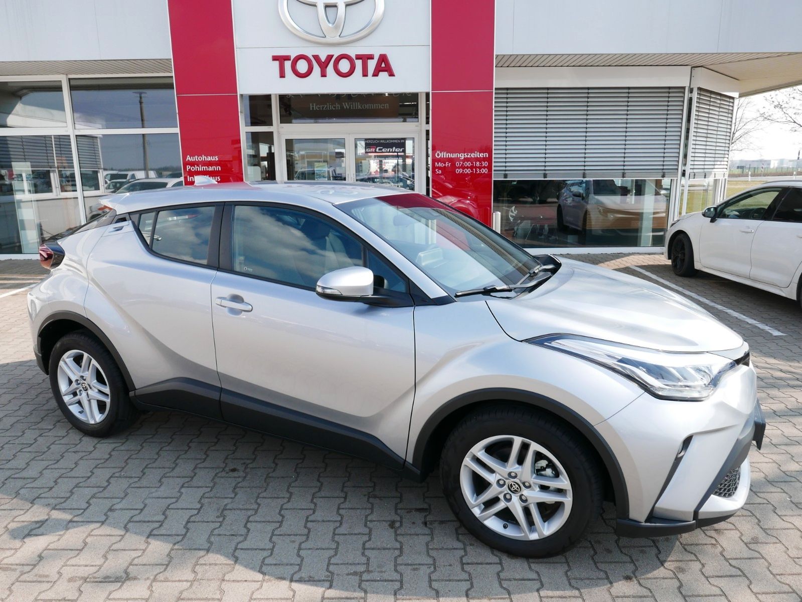 Toyota C-HR Hybrid Flow - Samsaru's Car Outlet