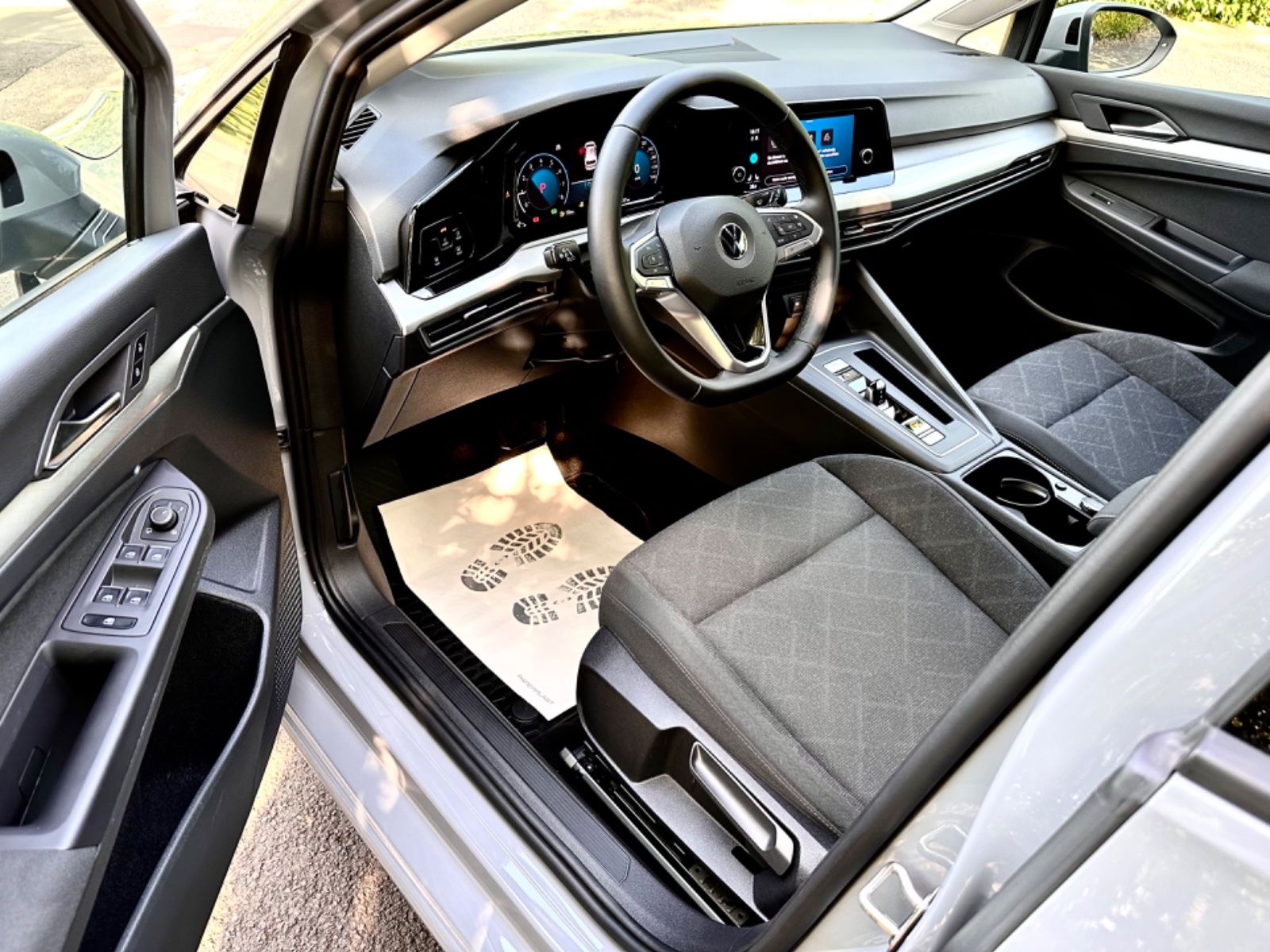 Volkswagen Golf VIII Lim.Life eTSI Automatik - Samsaru's Car Outlet