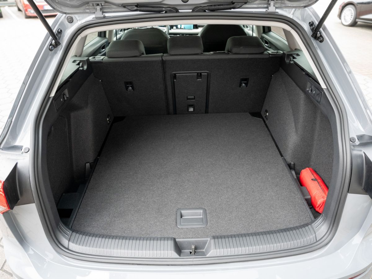 Volkswagen Golf Variant MOVE 1.0 Life - Samsaru's Car Outlet