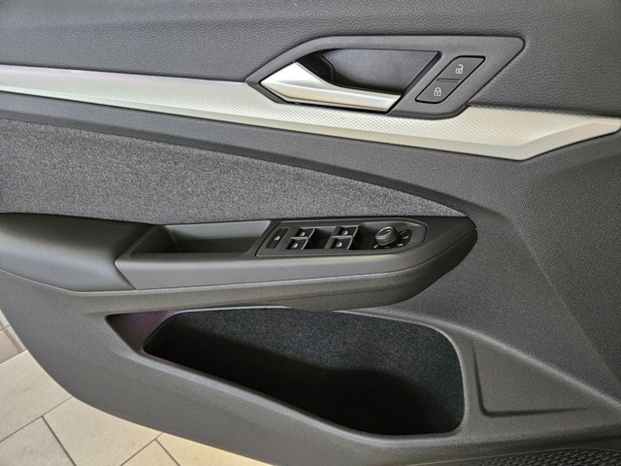 Volkswagen Golf 1.5 eTSI Move DSG - Samsaru's Car Outlet