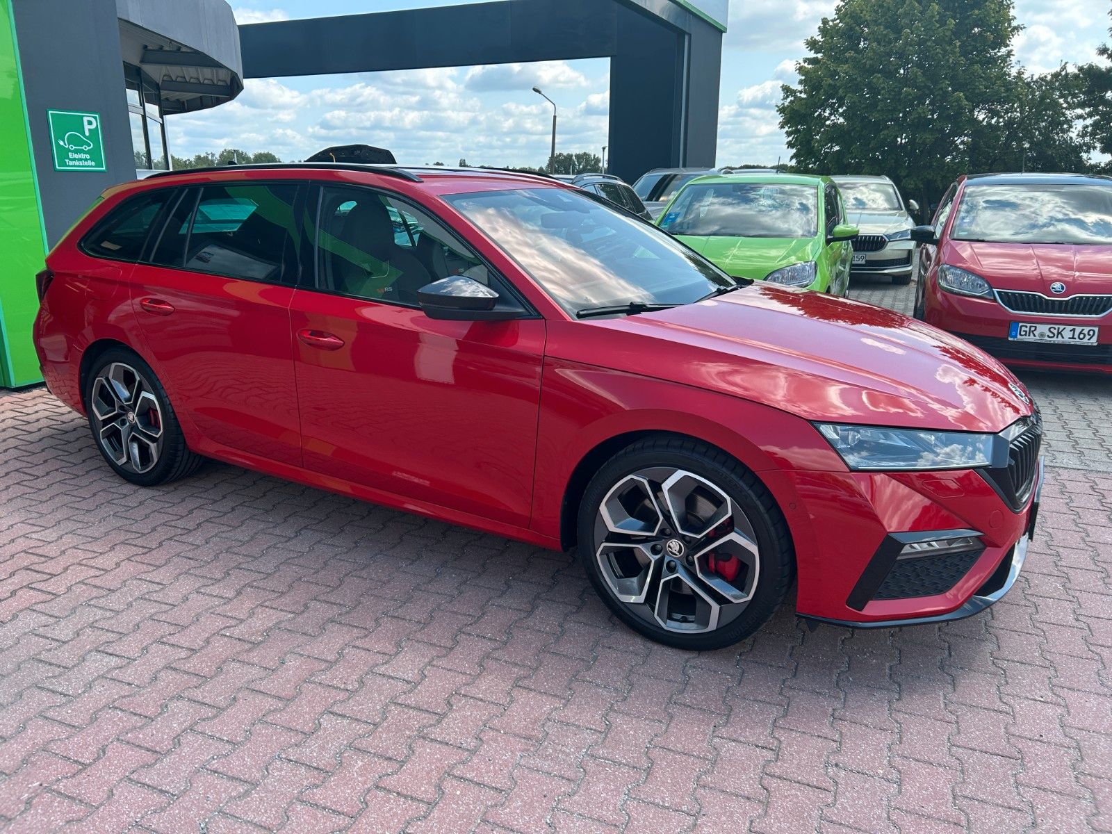 Skoda OCTAVIA Combi RS Plus - Samsaru's Car Outlet