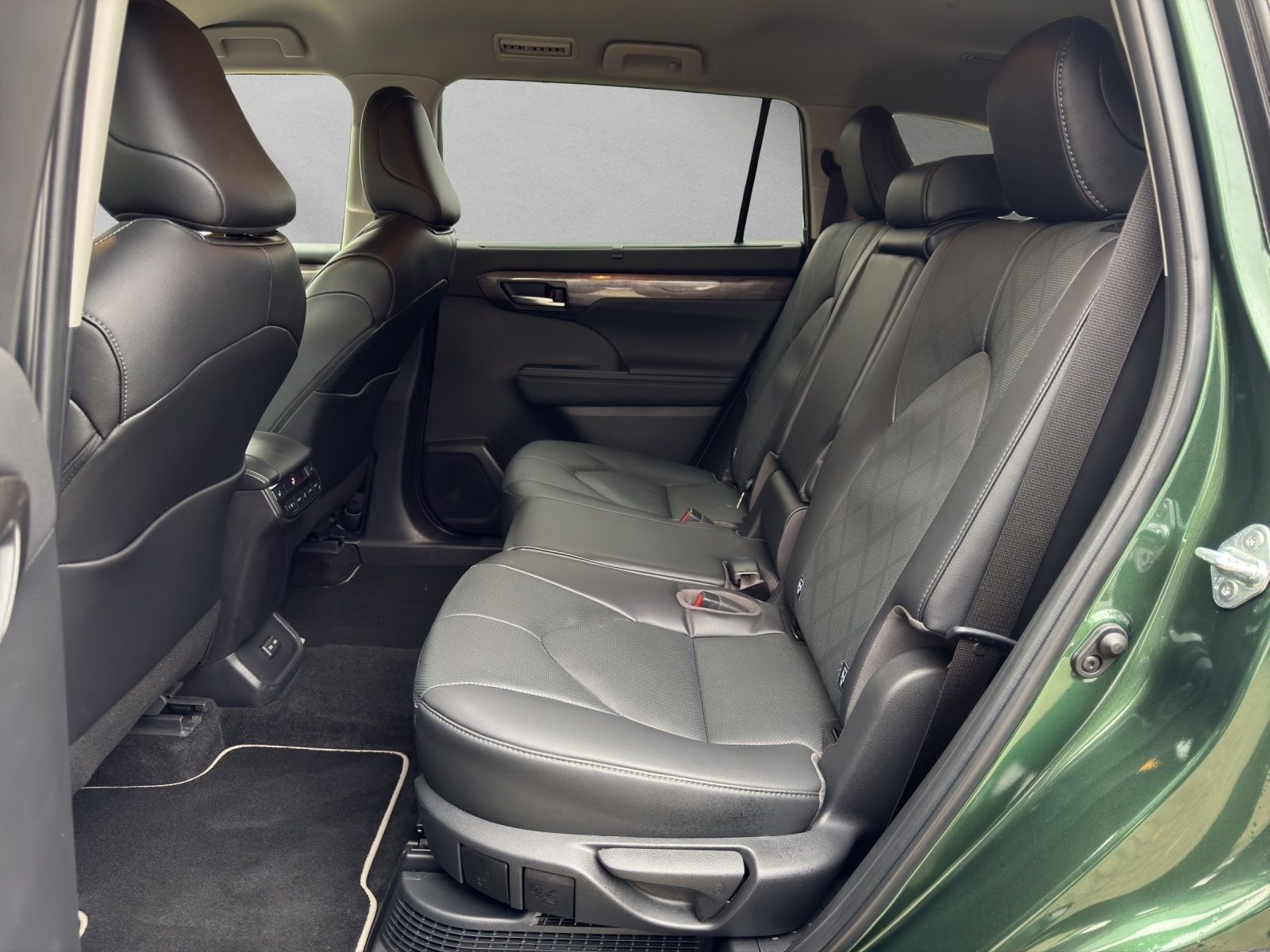 Toyota Highlander Hybrid Luxury 7 SITZER+LEDER+HuD+JBL