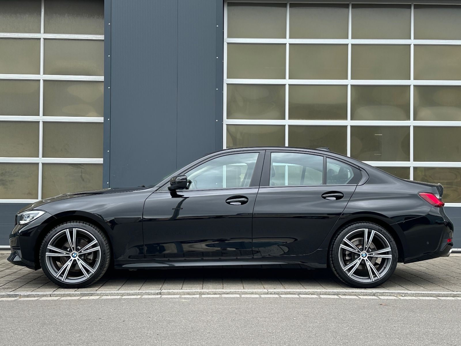 BMW 320 d xDrive Laser Leder HuD Key Innovation - Samsaru's Car Outlet