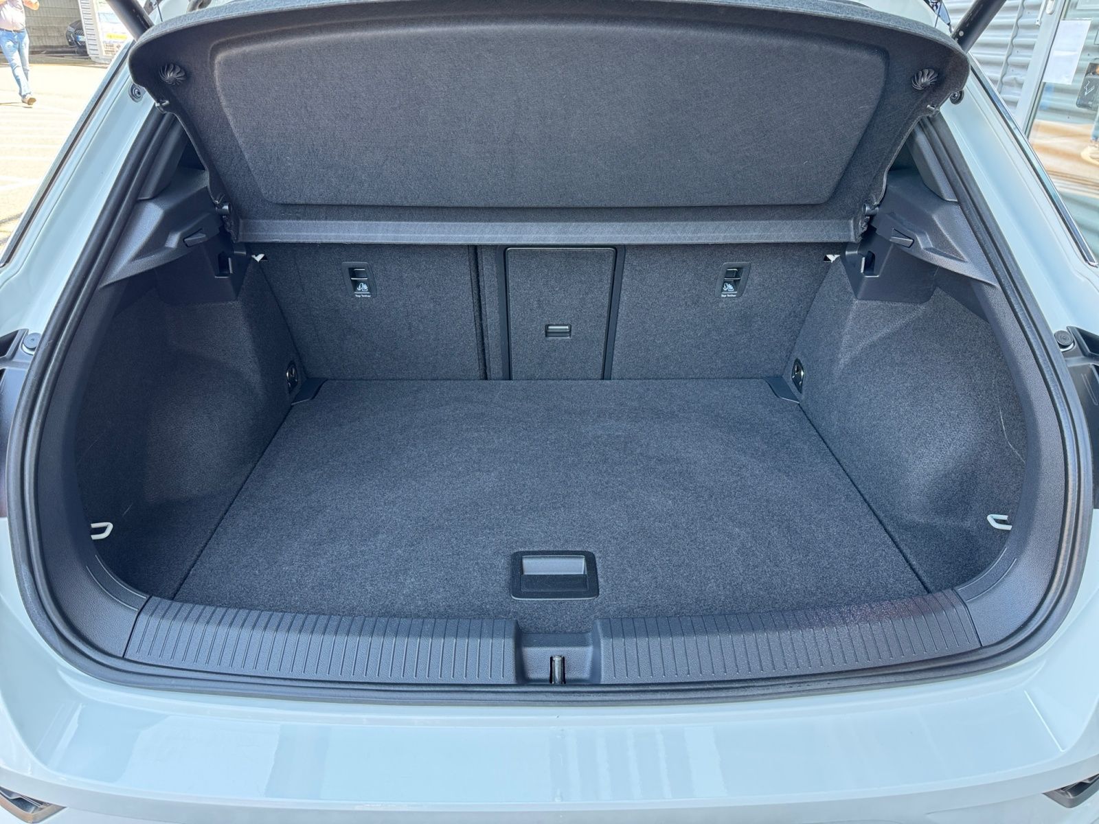 Volkswagen T-Roc 2.0TSI 4M R-LINE - Samsaru's Car Outlet