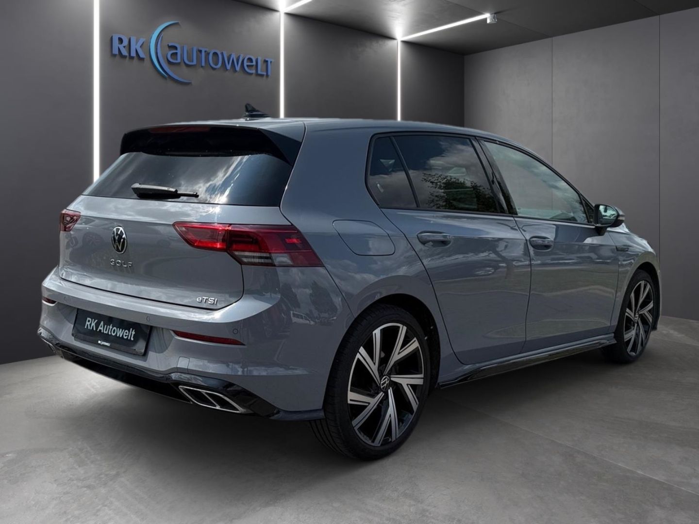 Volkswagen Golf 8 VIII R-Line 1.5 eTSI - Samsaru's Car Outlet