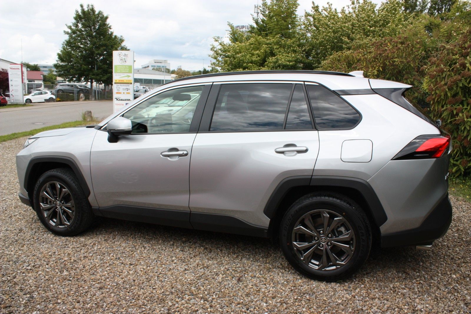 Toyota RAV4 2.5 Hybrid 4x4 - Samsaru's Car Outlet