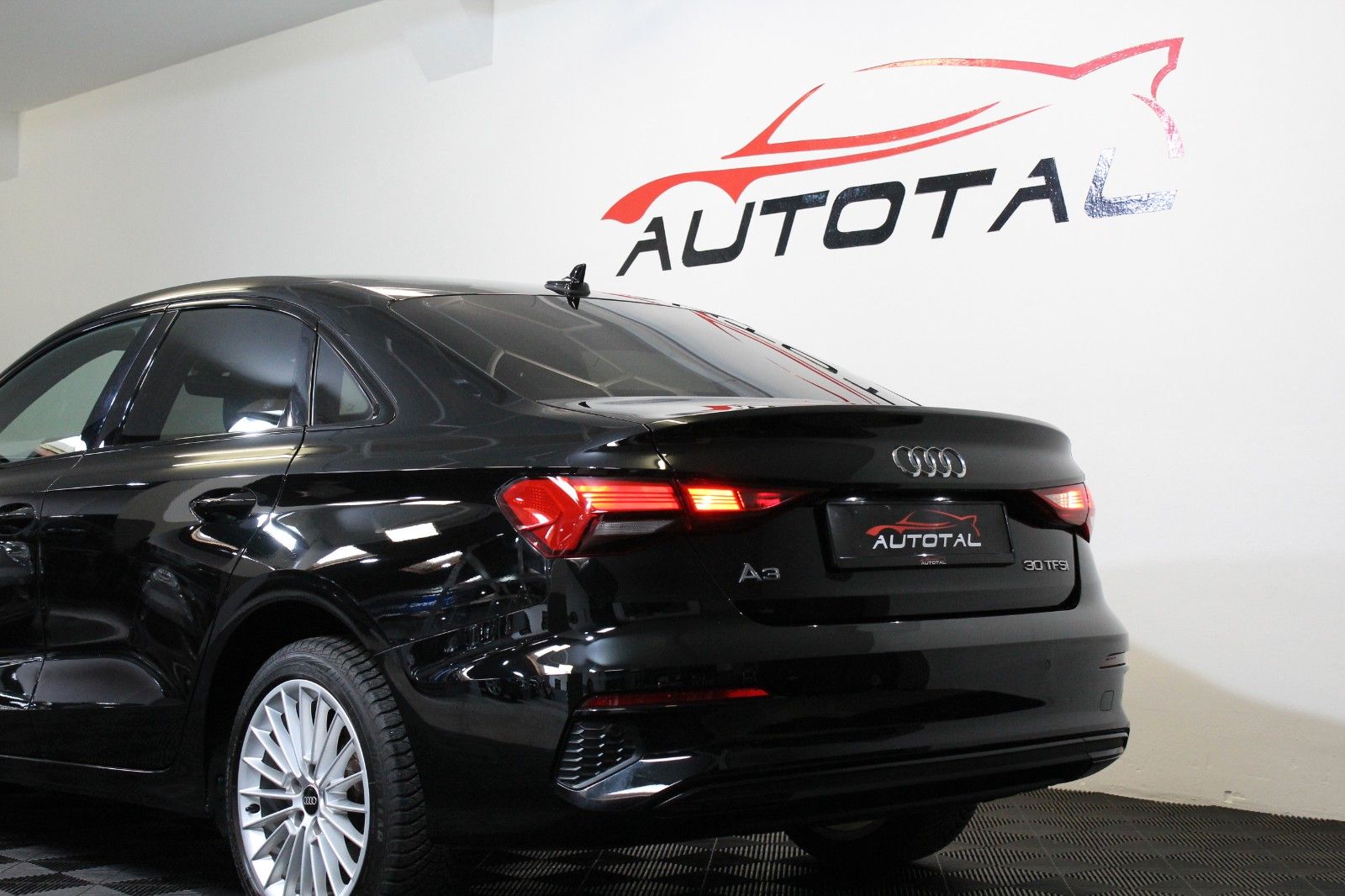Audi A3*Limousine*30 TFSI*Advanced*Automatik*LED*Navi