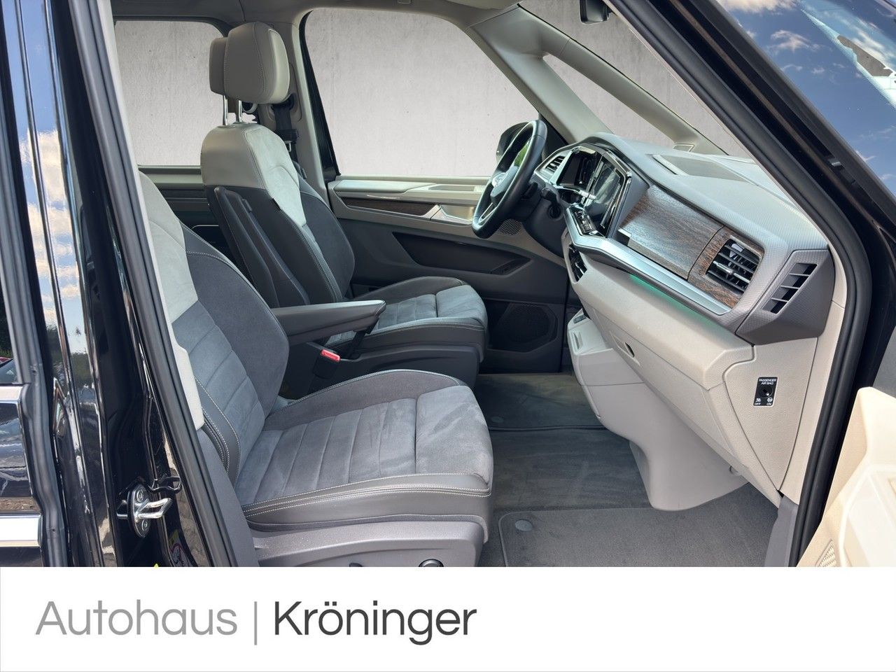 Volkswagen T7 Multivan Style - Samsaru's Car Outlet