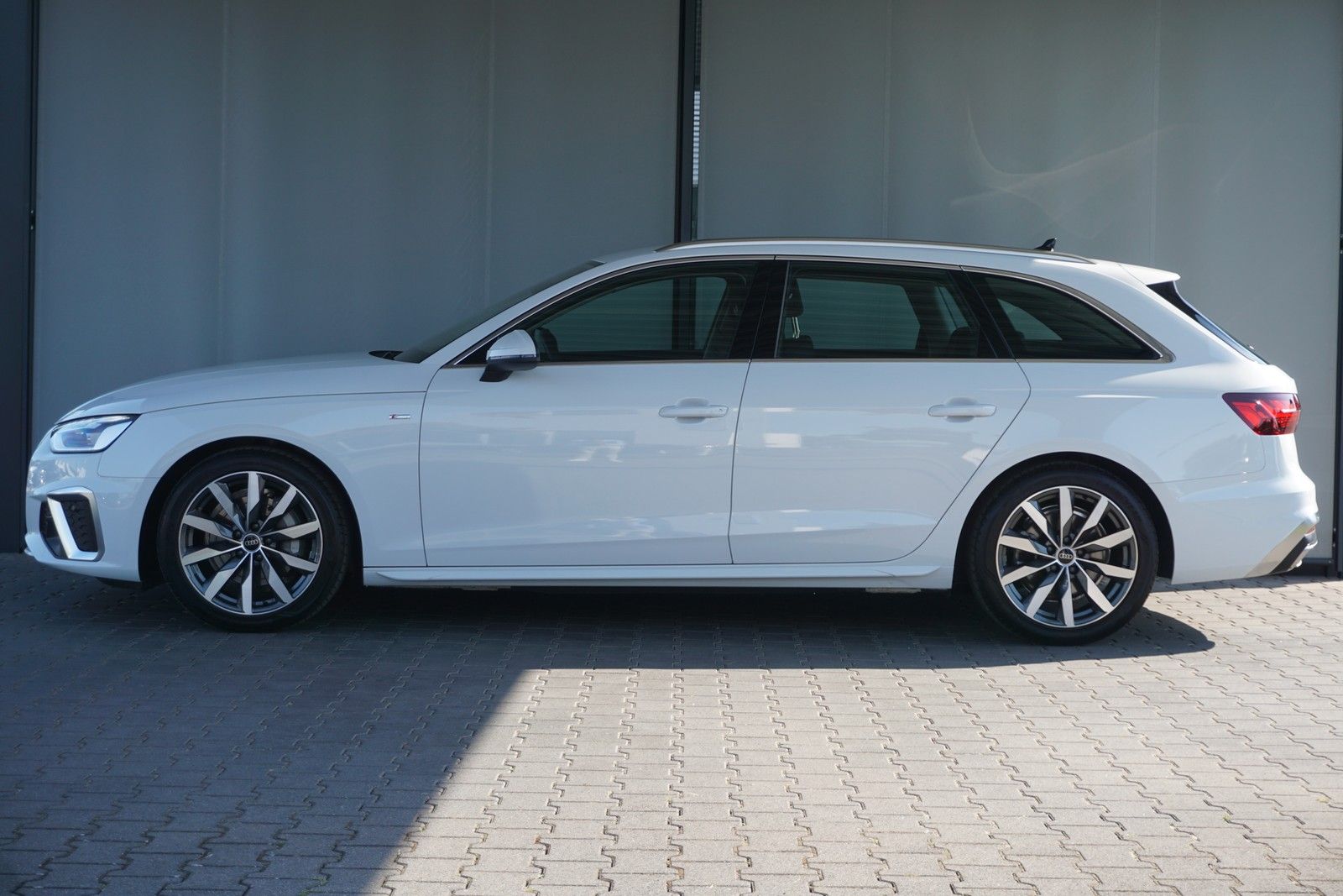 Audi A4 Avant 40 TFSI S tronic S line - Samsaru's Car Outlet