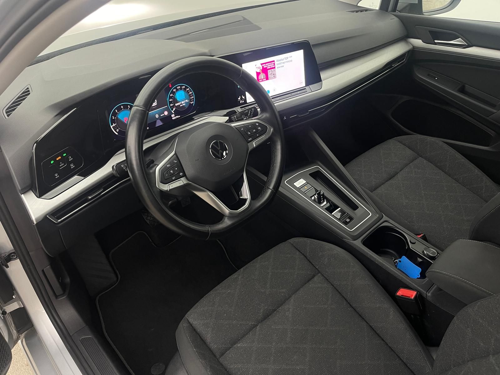 Volkswagen Golf 1.0 eTSI Life - Samsaru's Car Outlet